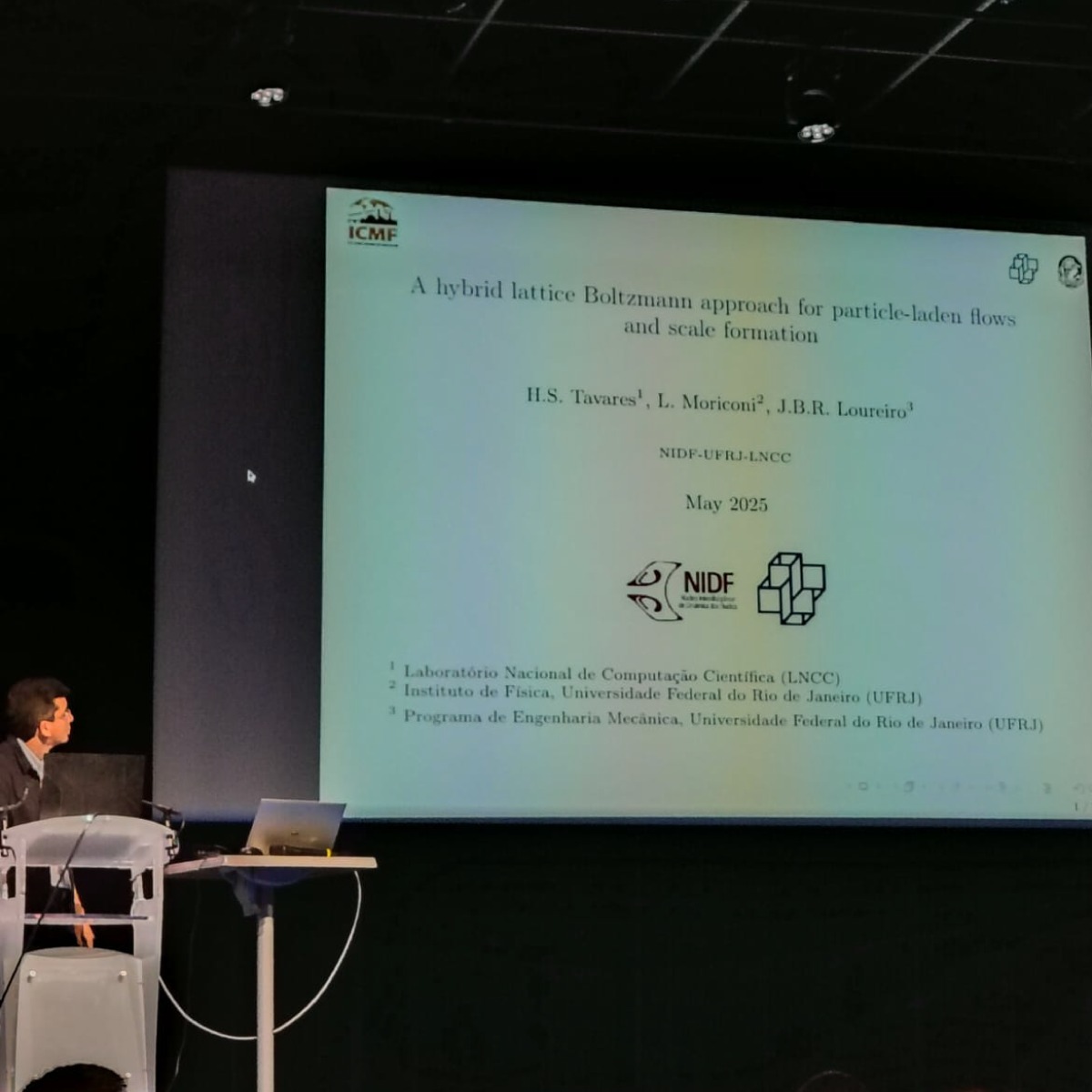 Apresentação sobre "A hybrid lattice Boltzmann approach for particle-laden flows and scale formation".